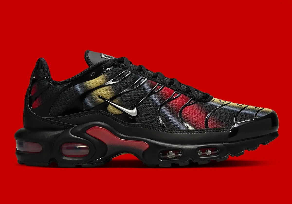 Image de la Nike Air Max Plus Orbit, sneaker en mesh noir avec superpositions métalliques, accents Saturn Gold et Light Crimson, unités Tuned Air visibles sur semelle blanche, style TN revisité cosmos. Vue de profil
