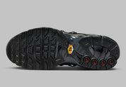  Sneakers Nike Air Max Plus Utility noires avec détails Metallic Platinum en mesh technique et matières renforcées avec amorti Tuned Air visible