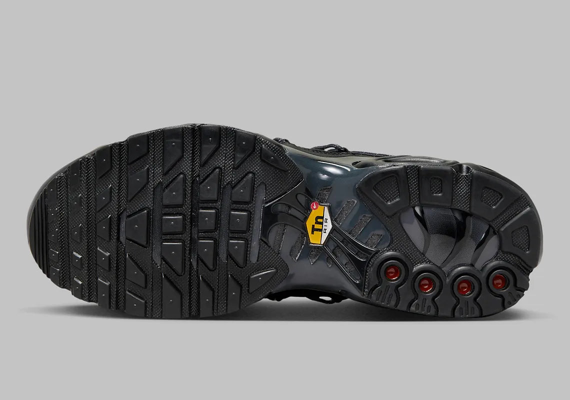  Sneakers Nike Air Max Plus Utility noires avec détails Metallic Platinum en mesh technique et matières renforcées avec amorti Tuned Air visible