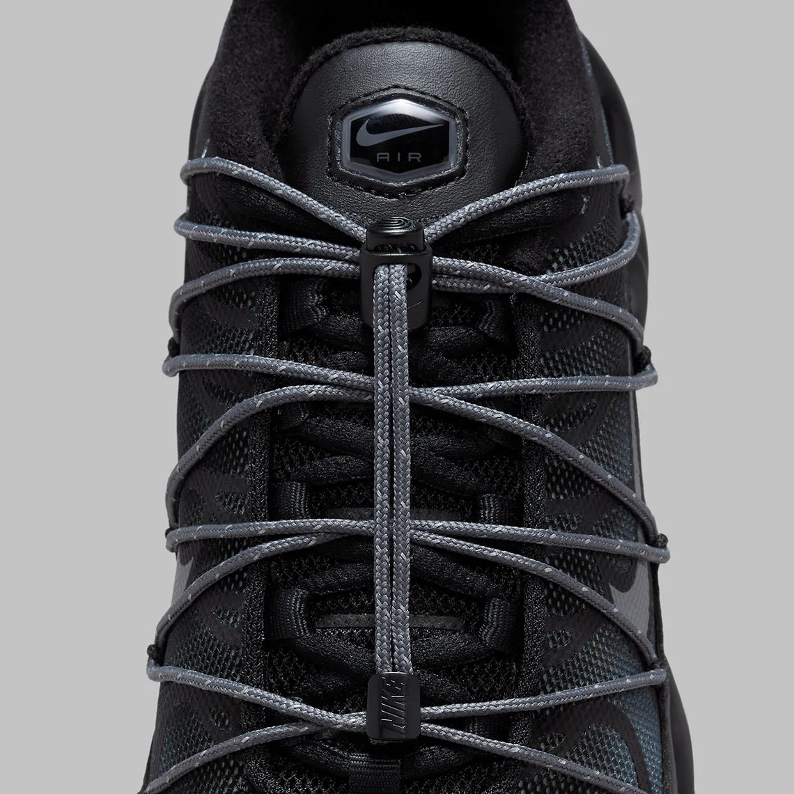 Sneakers Nike Air Max Plus Utility noires avec détails Metallic Platinum en mesh technique et matières renforcées avec amorti Tuned Air visible