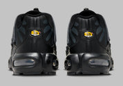 Sneakers Nike Air Max Plus Utility noires avec détails Metallic Platinum en mesh technique et matières renforcées avec amorti Tuned Air visible