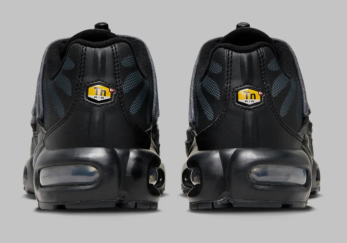 Sneakers Nike Air Max Plus Utility noires avec détails Metallic Platinum en mesh technique et matières renforcées avec amorti Tuned Air visible