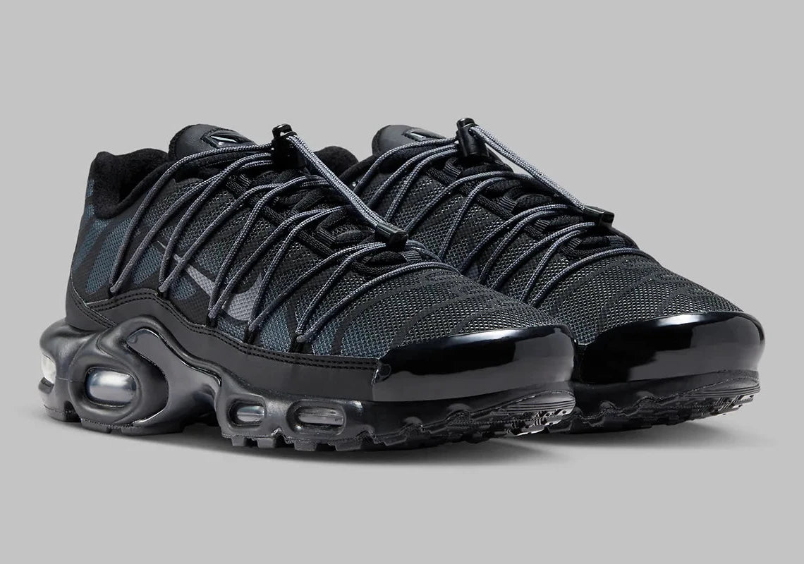 Sneakers Nike Air Max Plus Utility noires avec détails Metallic Platinum en mesh technique et matières renforcées avec amorti Tuned Air visible