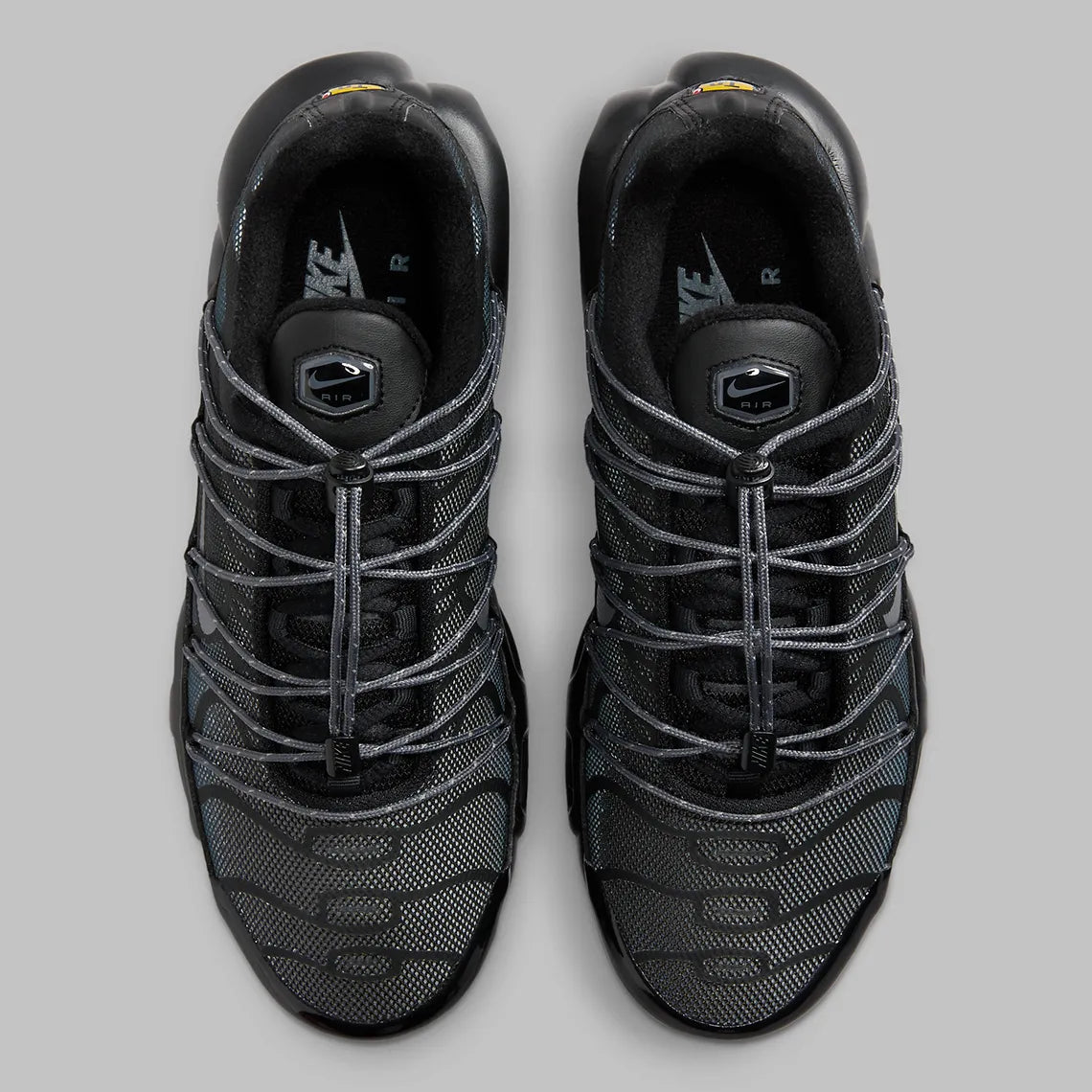 Sneakers Nike Air Max Plus Utility noires avec détails Metallic Platinum en mesh technique et matières renforcées avec amorti Tuned Air visible