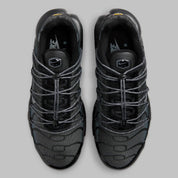 Sneakers Nike Air Max Plus Utility noires avec détails Metallic Platinum en mesh technique et matières renforcées avec amorti Tuned Air visible