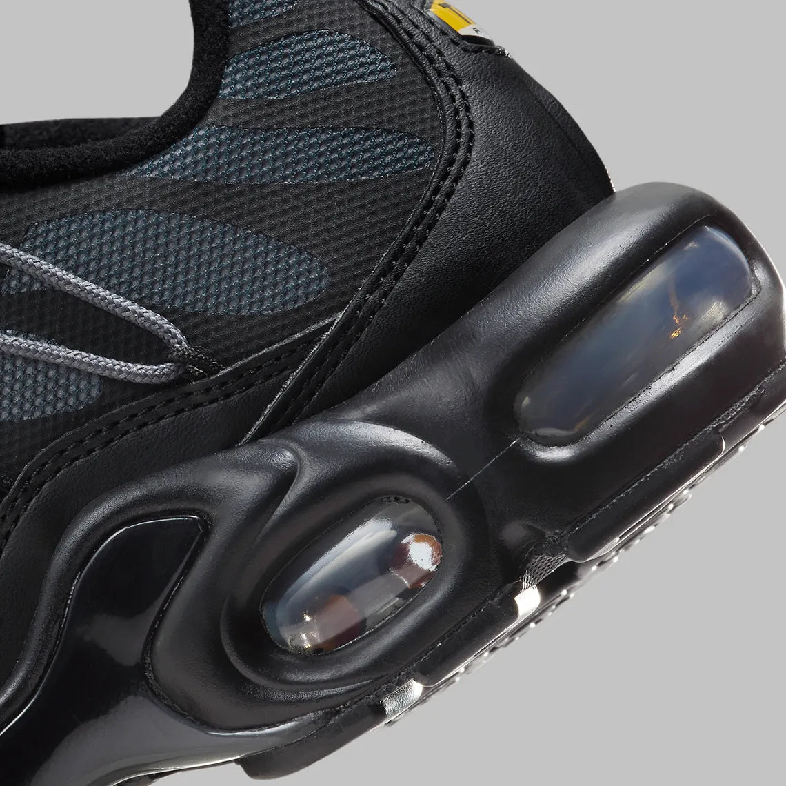 Sneakers Nike Air Max Plus Utility noires avec détails Metallic Platinum en mesh technique et matières renforcées avec amorti Tuned Air visible
