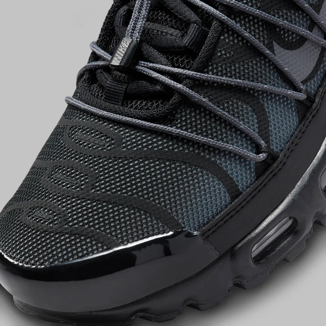 Sneakers Nike Air Max Plus Utility noires avec détails Metallic Platinum en mesh technique et matières renforcées avec amorti Tuned Air visible