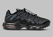 Sneakers Nike Air Max Plus Utility noires avec détails Metallic Platinum en mesh technique et matières renforcées avec amorti Tuned Air visible