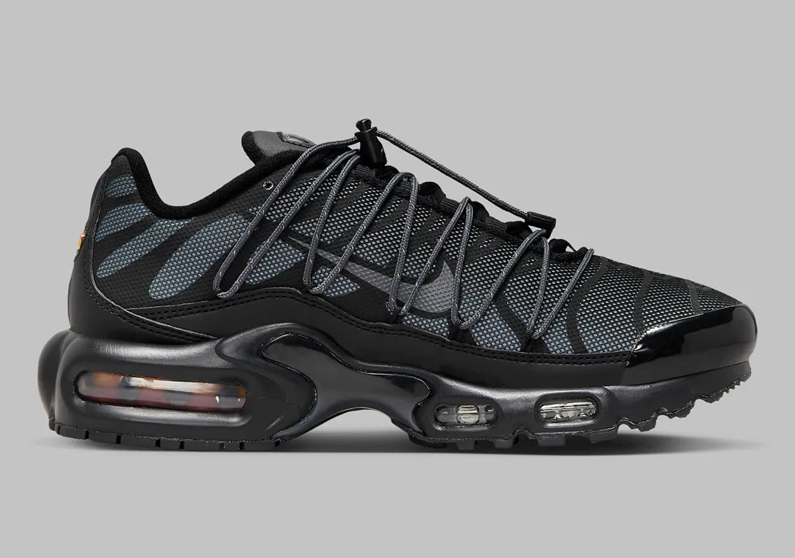 Sneakers Nike Air Max Plus Utility noires avec détails Metallic Platinum en mesh technique et matières renforcées avec amorti Tuned Air visible