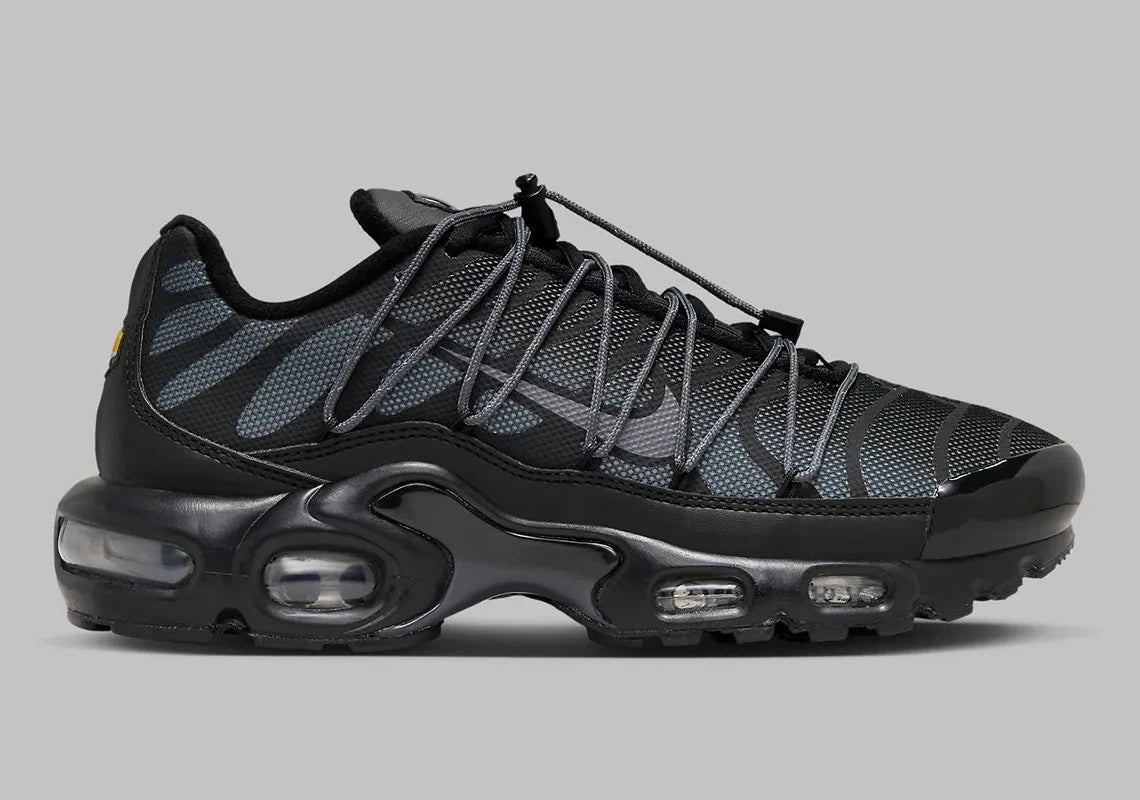 Sneakers Nike Air Max Plus Utility noires avec détails Metallic Platinum en mesh technique et matières renforcées avec amorti Tuned Air visible
