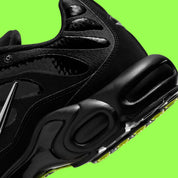 Sneakers Nike Air Max Plus Black Chrome noires avec détails chromés en mesh technique et cage TPU avec amorti Tuned Air visible