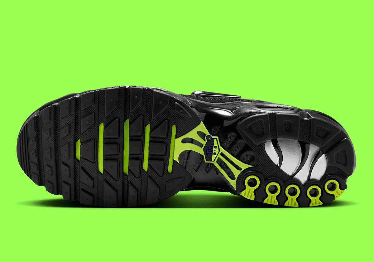 Sneakers Nike Air Max Plus Black Chrome noires avec détails chromés en mesh technique et cage TPU avec amorti Tuned Air visible