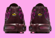 Nike Air Max Plus Burgundy Crush Cactus Flower en dégradé bordeaux et rose, avec renforts ondulés et unités Air visibles.