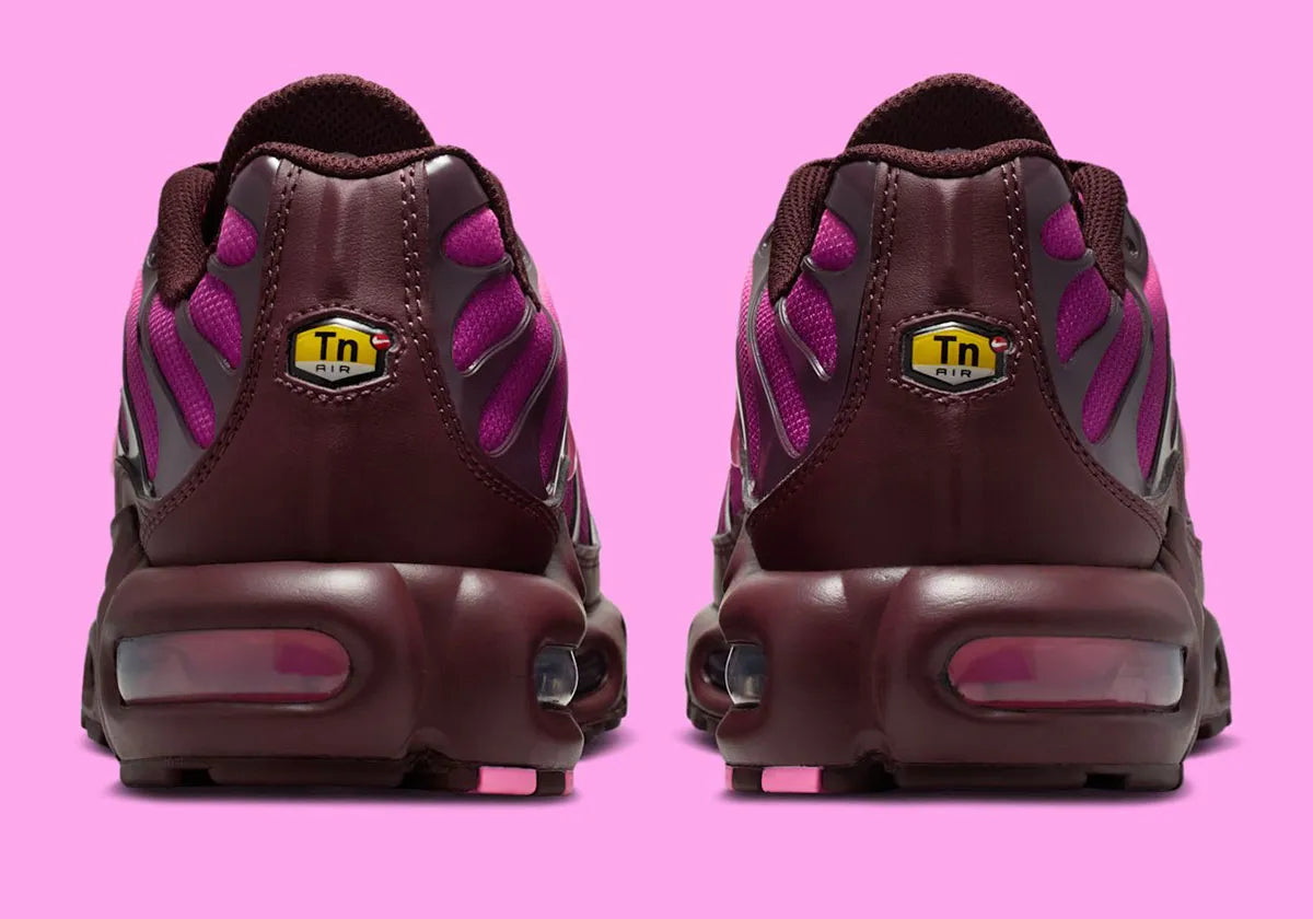 Nike Air Max Plus Burgundy Crush Cactus Flower en dégradé bordeaux et rose, avec renforts ondulés et unités Air visibles.