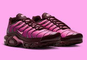 Nike Air Max Plus Burgundy Crush Cactus Flower en dégradé bordeaux et rose, avec renforts ondulés et unités Air visibles.