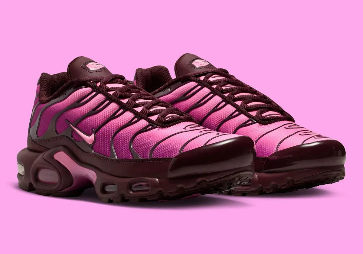 Nike Air Max Plus Burgundy Crush Cactus Flower en dégradé bordeaux et rose, avec renforts ondulés et unités Air visibles.
