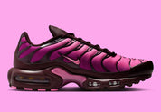 Nike Air Max Plus Burgundy Crush Cactus Flower en dégradé bordeaux et rose, avec renforts ondulés et unités Air visibles.