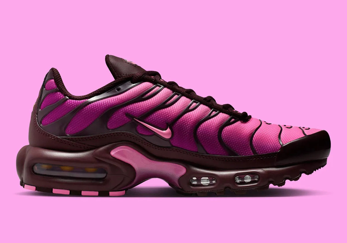 Nike Air Max Plus Burgundy Crush Cactus Flower en dégradé bordeaux et rose, avec renforts ondulés et unités Air visibles.