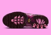 Nike Air Max Plus Burgundy Crush Cactus Flower en dégradé bordeaux et rose, avec renforts ondulés et unités Air visibles.