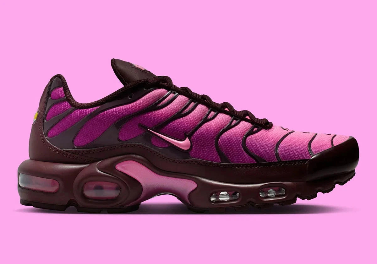 Nike Air Max Plus Burgundy Crush Cactus Flower en dégradé bordeaux et rose, avec renforts ondulés et unités Air visibles.