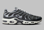 Nike Air Max Plus SE Cool Grey – sneaker gris mesh avec cage TPU exoskeleton et unité Air visible . Vue de coté