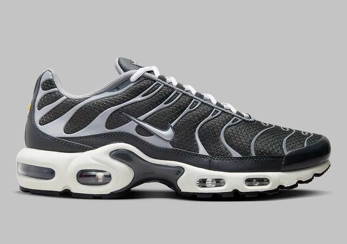 Nike Air Max Plus SE Cool Grey – sneaker gris mesh avec cage TPU exoskeleton et unité Air visible . Vue de coté