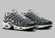 Nike Air Max Plus SE Cool Grey – sneaker gris mesh avec cage TPU exoskeleton et unité Air visible .Vue de profil