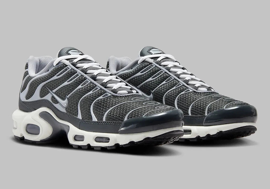 Nike Air Max Plus SE Cool Grey – sneaker gris mesh avec cage TPU exoskeleton et unité Air visible .Vue de profil