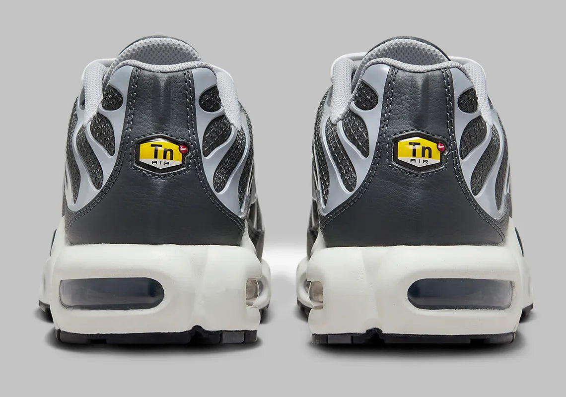 Nike Air Max Plus SE Cool Grey – sneaker gris mesh avec cage TPU exoskeleton et unité Air visible .Vue arrière 