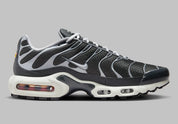 Nike Air Max Plus SE Cool Grey – sneaker gris mesh avec cage TPU exoskeleton et unité Air visible.Vue de coté