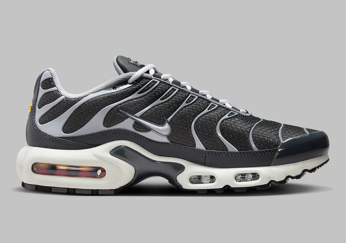 Nike Air Max Plus SE Cool Grey – sneaker gris mesh avec cage TPU exoskeleton et unité Air visible.Vue de coté