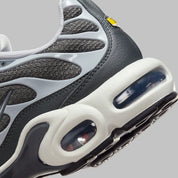Nike Air Max Plus SE Cool Grey – sneaker gris mesh avec cage TPU exoskeleton et unité Air visible .Vue zoomer arrière 