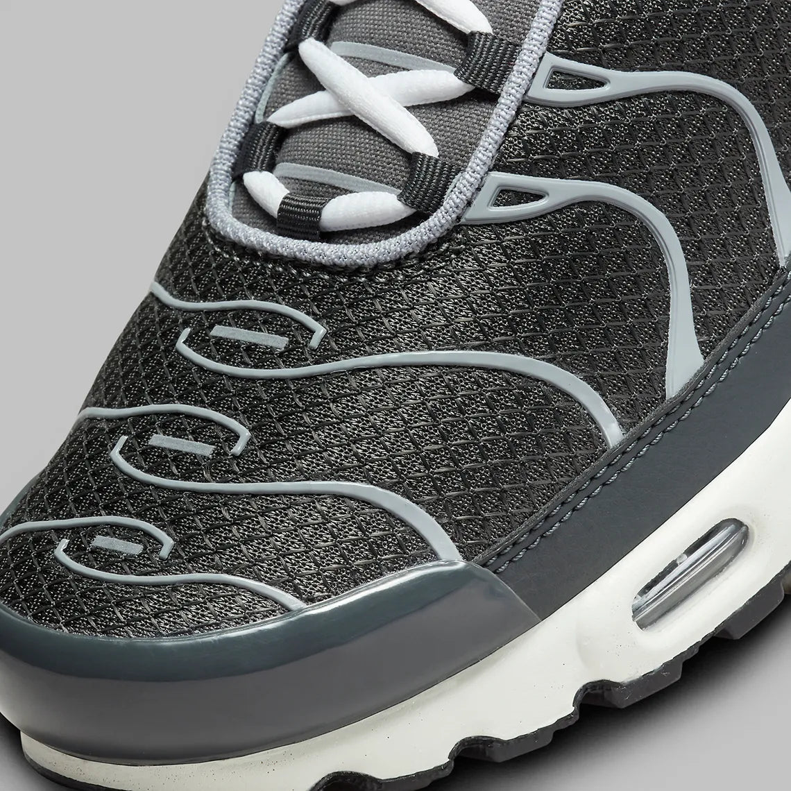 Nike Air Max Plus SE Cool Grey – sneaker gris mesh avec cage TPU exoskeleton et unité Air visible.Vue zoomer avant