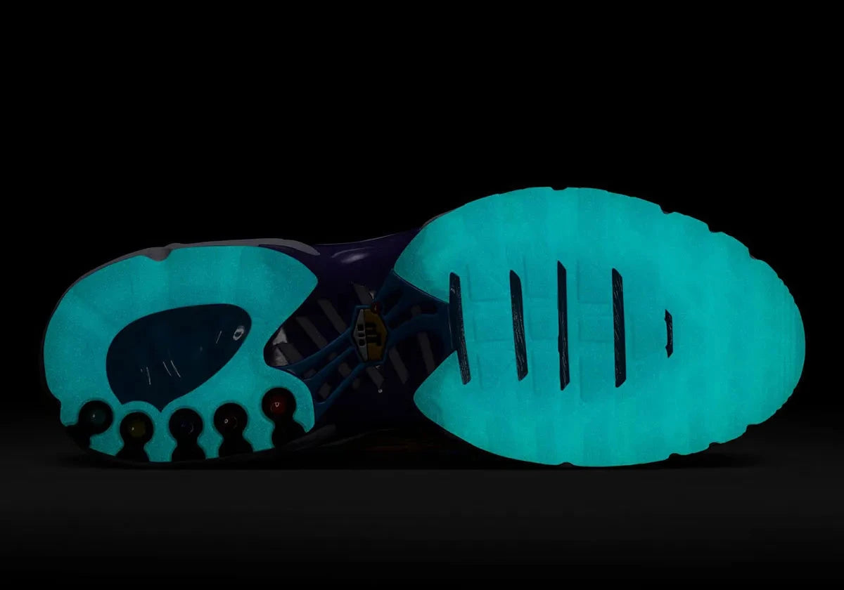 Vue sur la semelle "glow in the dark" du pied droit de la sneakers Nike Air Max Plus Doernbecher Sergio Cano Márquez en matériaux premium avec design coloré artistique et unités Tuned Air visibles