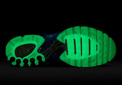 Vue sur la semelle "glow in the dark" du pied gauche de la sneakers Nike Air Max Plus Doernbecher Sergio Cano Márquez en matériaux premium avec design coloré artistique et unités Tuned Air visibles