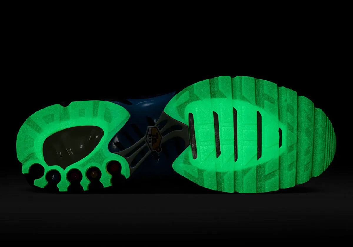 Vue sur la semelle "glow in the dark" du pied gauche de la sneakers Nike Air Max Plus Doernbecher Sergio Cano Márquez en matériaux premium avec design coloré artistique et unités Tuned Air visibles