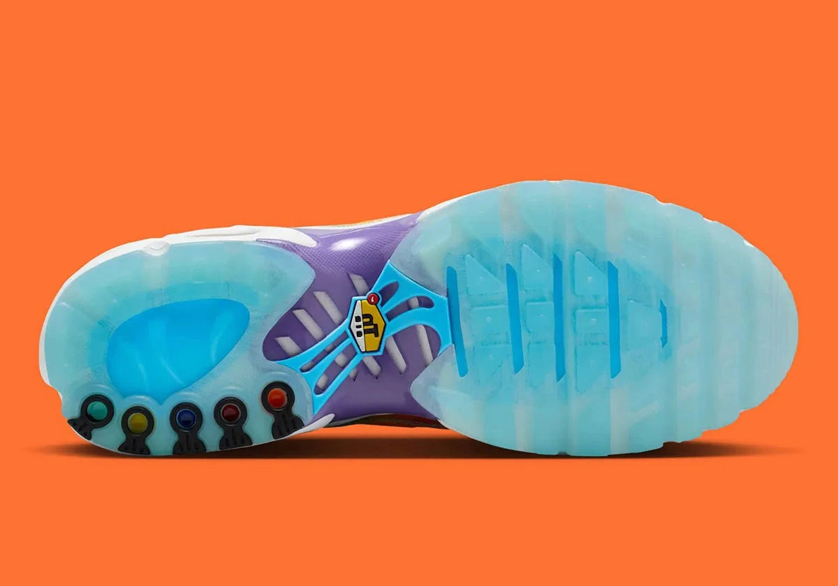 Vue sur la semelle de la sneakers Nike Air Max Plus Doernbecher Sergio Cano Márquez en matériaux premium avec design coloré artistique et unités Tuned Air visibles