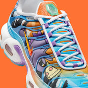 Vue zoomée sur les détails latéraux de la sneakers Nike Air Max Plus Doernbecher Sergio Cano Márquez en matériaux premium avec design coloré artistique et unités Tuned Air visibles