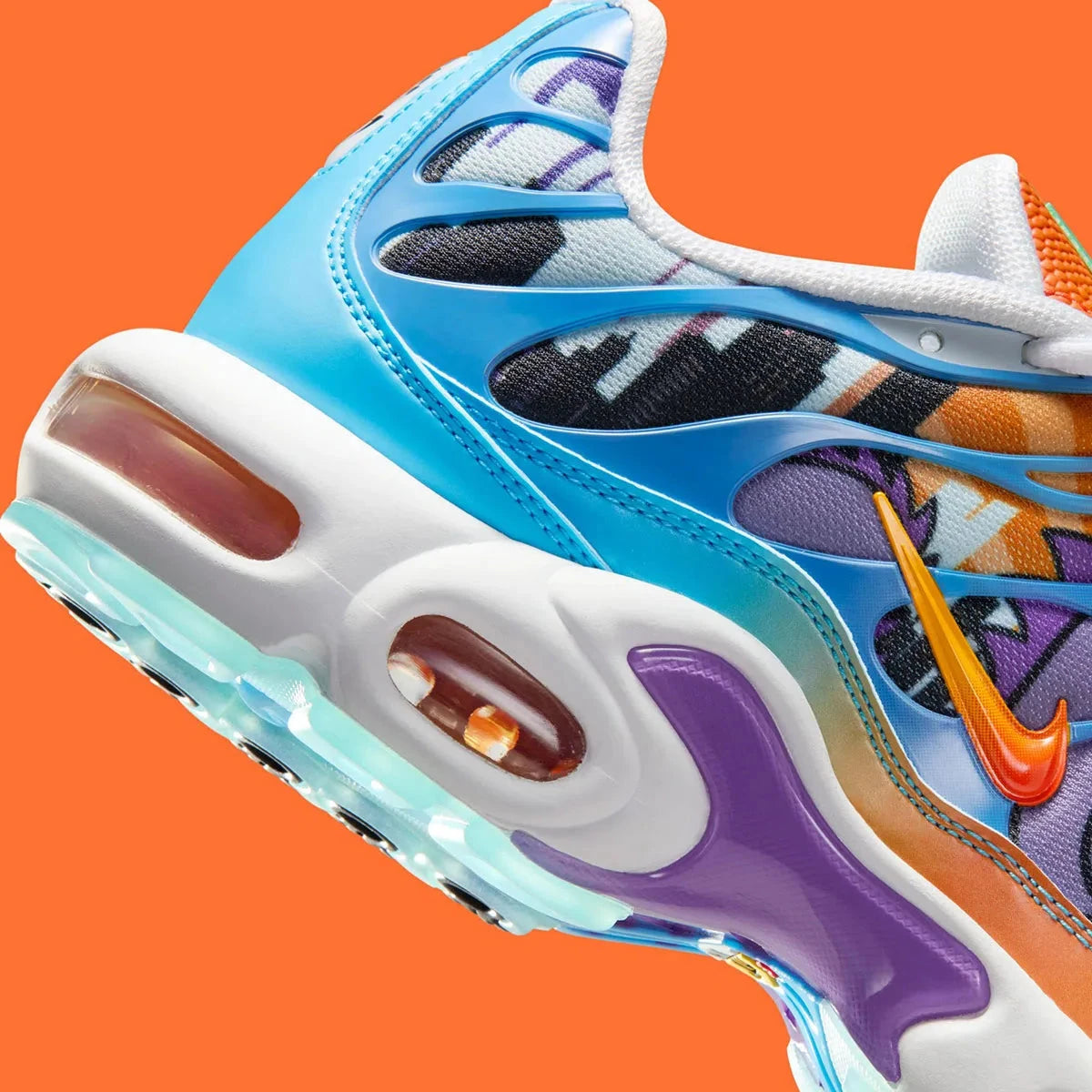 Vue zoomée sur les détails arrières de la sneakers Nike Air Max Plus Doernbecher Sergio Cano Márquez en matériaux premium avec design coloré artistique et unités Tuned Air visibles