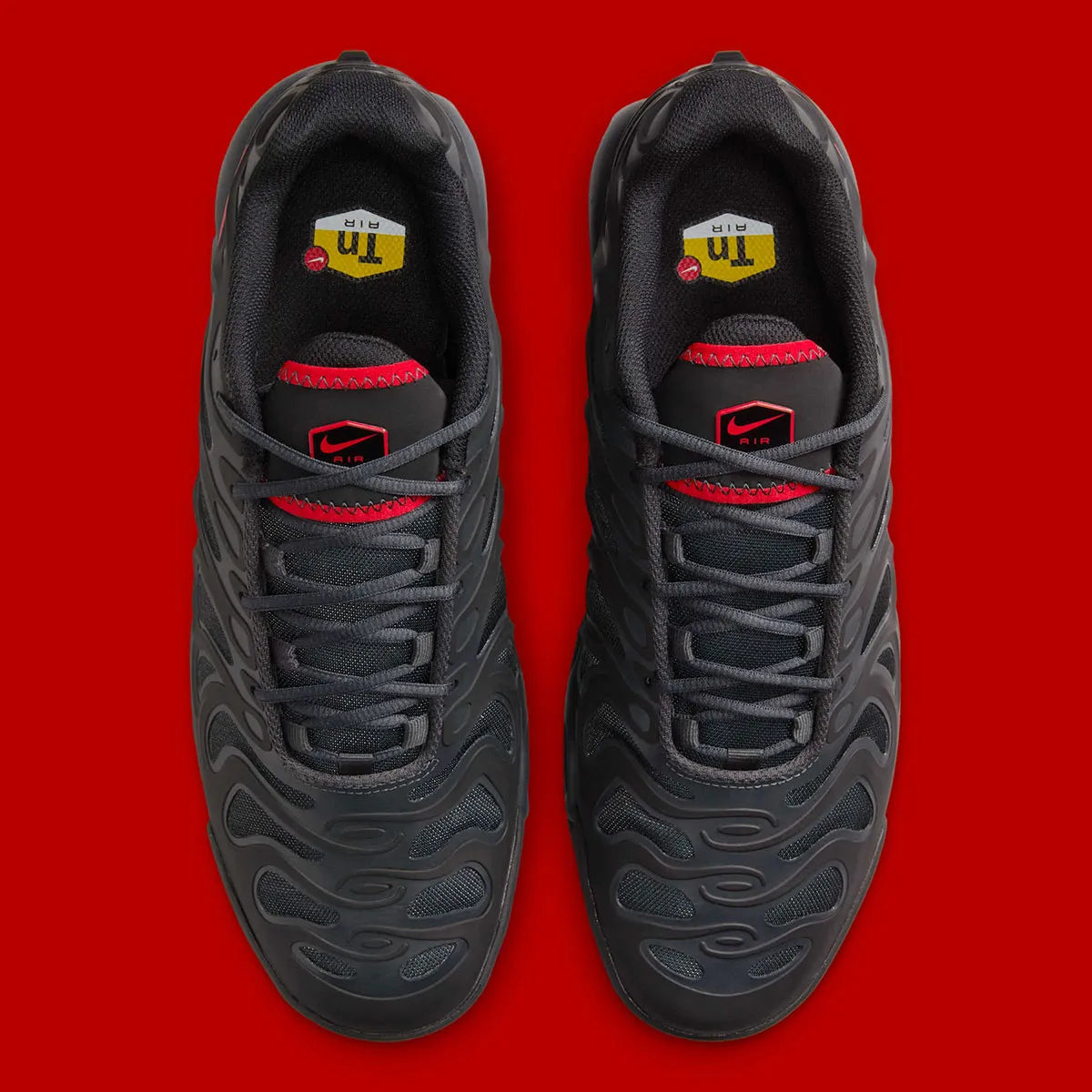 Nike Air Max Plus Drift Black Dark Smoke Grey University Red noire et gris fumé avec cage synthétique sculptée et détails rouge University Red.
