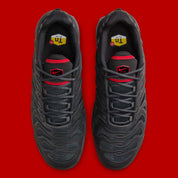 Nike Air Max Plus Drift Black Dark Smoke Grey University Red noire et gris fumé avec cage synthétique sculptée et détails rouge University Red.