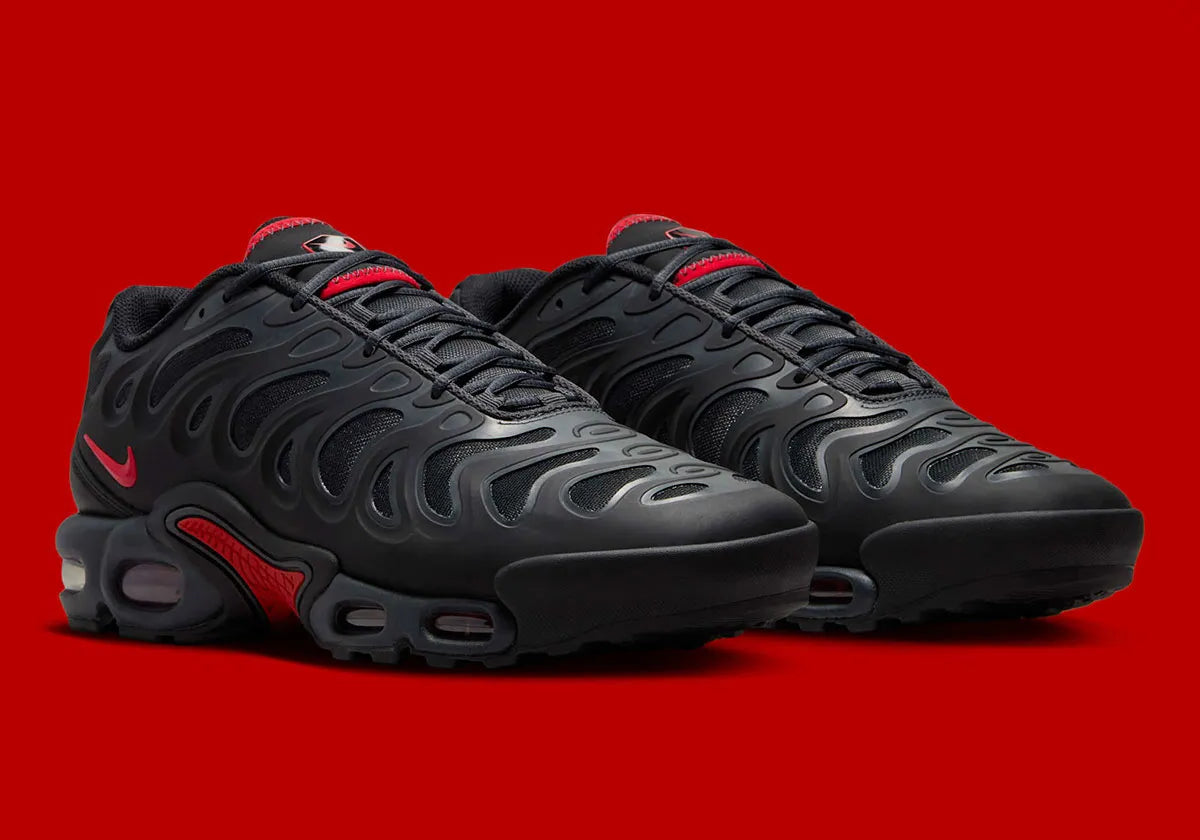 Nike Air Max Plus Drift Black Dark Smoke Grey University Red noire et gris fumé avec cage synthétique sculptée et détails rouge University Red.