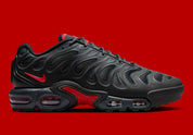 Nike Air Max Plus Drift Black Dark Smoke Grey University Red noire et gris fumé avec cage synthétique sculptée et détails rouge University Red.