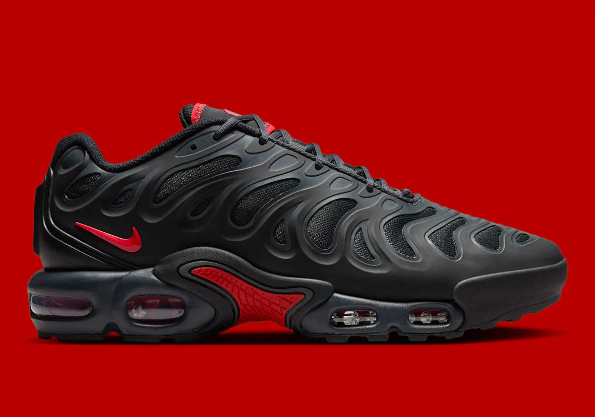 Nike Air Max Plus Drift Black Dark Smoke Grey University Red noire et gris fumé avec cage synthétique sculptée et détails rouge University Red.