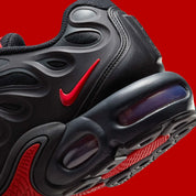 Nike Air Max Plus Drift Black Dark Smoke Grey University Red noire et gris fumé avec cage synthétique sculptée et détails rouge University Red.