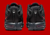 Nike Air Max Plus Drift Black Dark Smoke Grey University Red noire et gris fumé avec cage synthétique sculptée et détails rouge University Red.