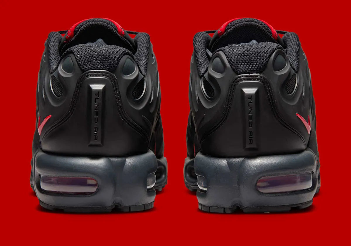 Nike Air Max Plus Drift Black Dark Smoke Grey University Red noire et gris fumé avec cage synthétique sculptée et détails rouge University Red.