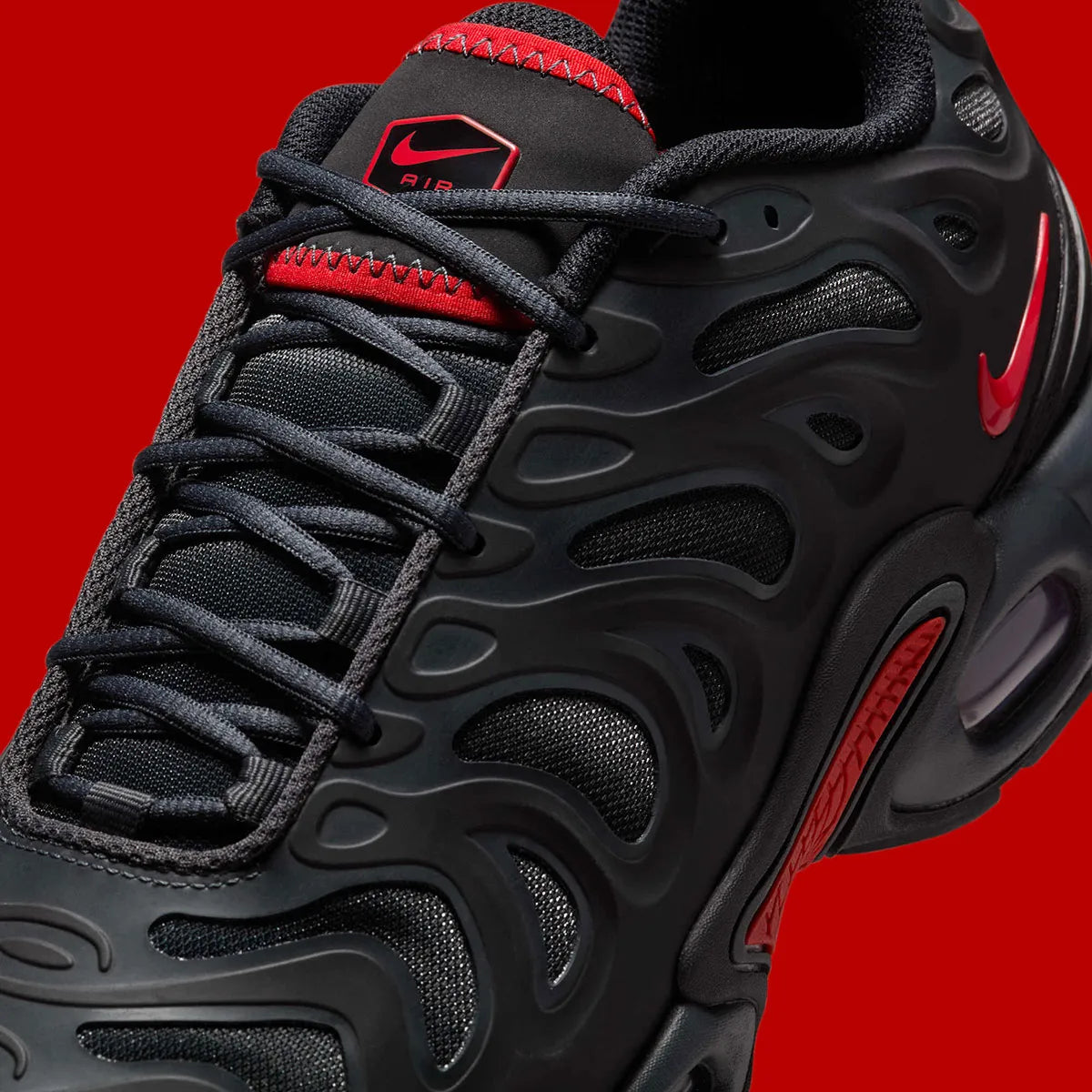 Nike Air Max Plus Drift Black Dark Smoke Grey University Red noire et gris fumé avec cage synthétique sculptée et détails rouge University Red.