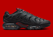 Nike Air Max Plus Drift Black Dark Smoke Grey University Red noire et gris fumé avec cage synthétique sculptée et détails rouge University Red.