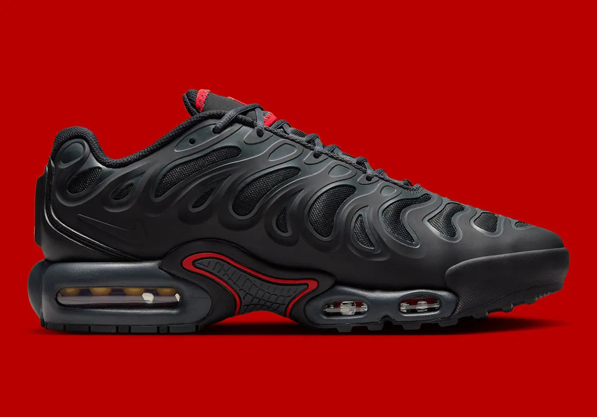 Nike Air Max Plus Drift Black Dark Smoke Grey University Red noire et gris fumé avec cage synthétique sculptée et détails rouge University Red.